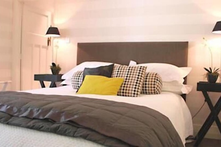 Room 4 of 16