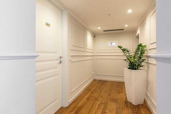 Ballroom/Hall 34 of 37