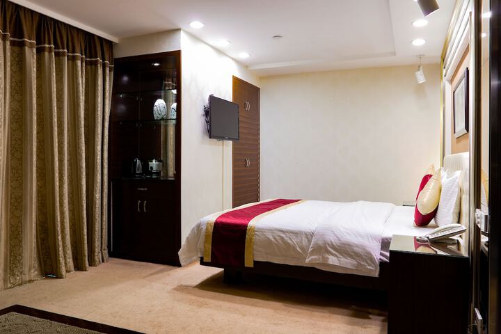 Room 11 of 35