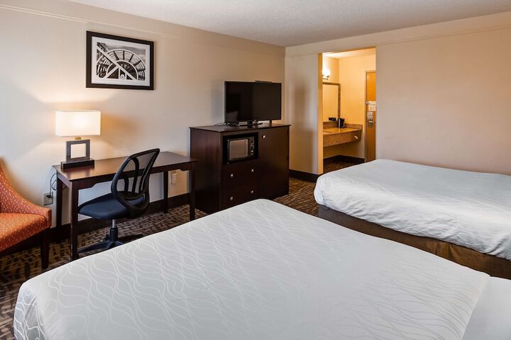 1 Queen Bed Mobility Accessible Communication Assistance Bathtub Full Breakfast (6 of 13)