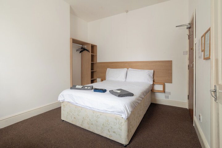 Room 4 of 20