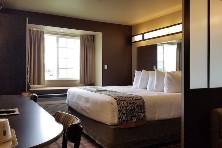 Suite Queen Bed (8 of 11)