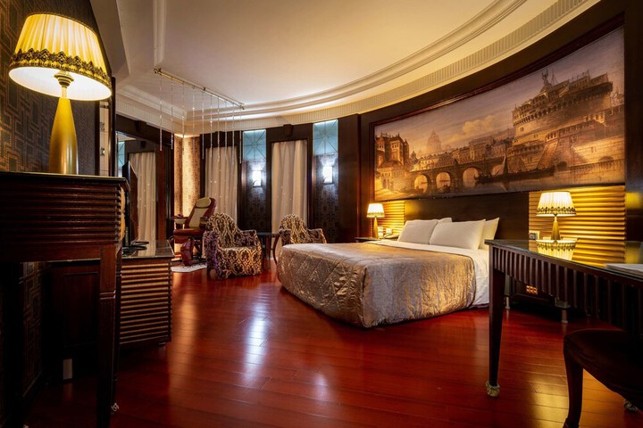 Room 43 of 83