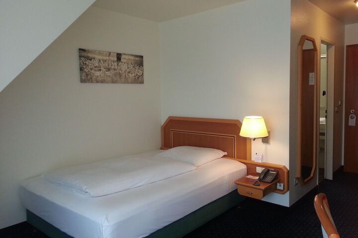 Room 32 of 87