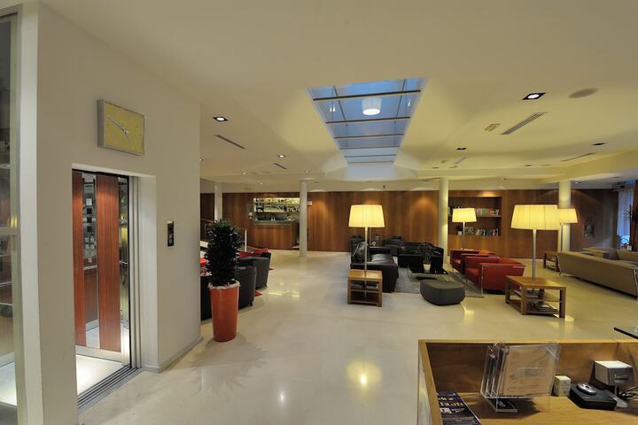 Ballroom/Hall 53 of 64