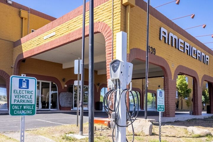 Electric vehicle charging station
