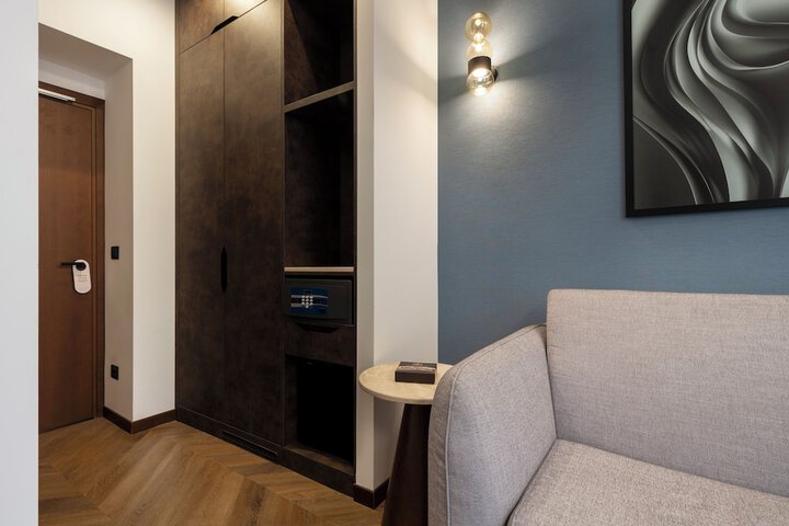 Room 6 of 20