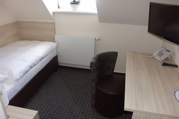 Room 6 of 11