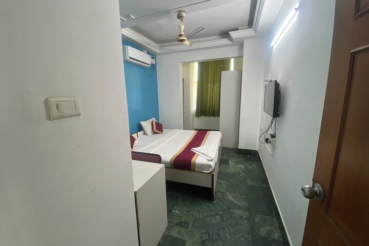Room 8 of 32