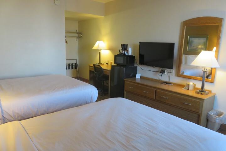 Pet Friendly 2 Queen Beds (12 of 14)