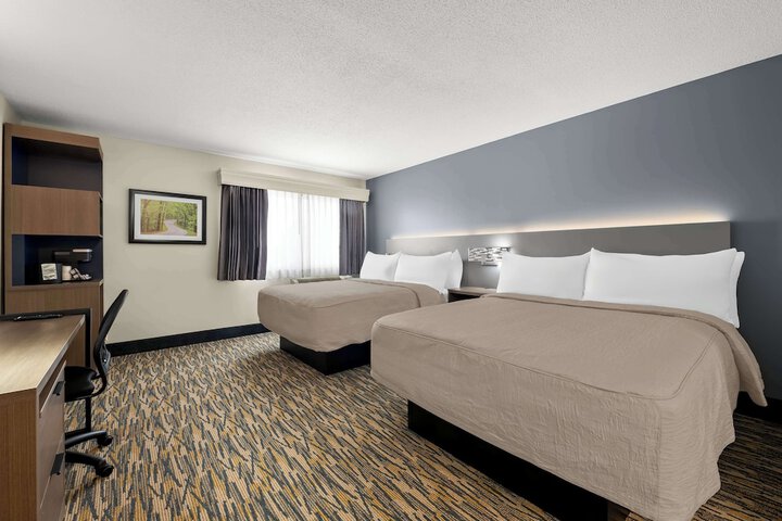 2 Queen Accessible Bathtub First Floor Microwave, Refrigerator WiFi Continental Breakfast (14 of 14)