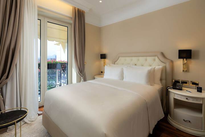 Room 10 of 85