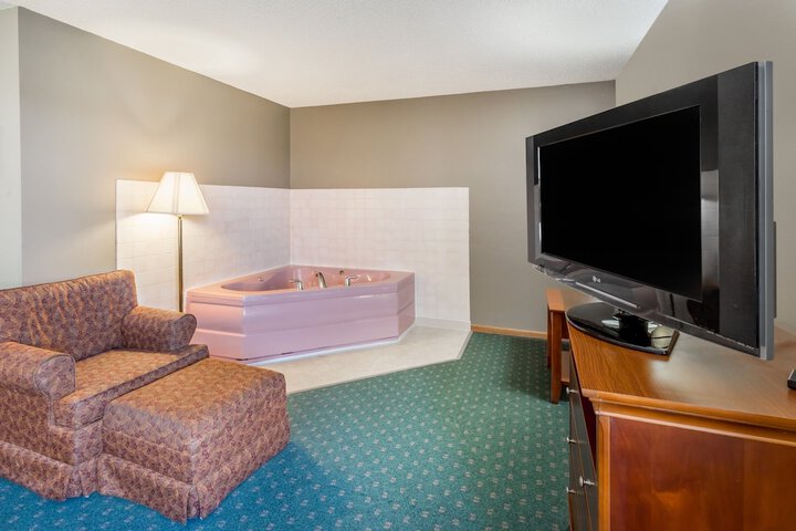 Standard King Bed Accessible (4 of 16)