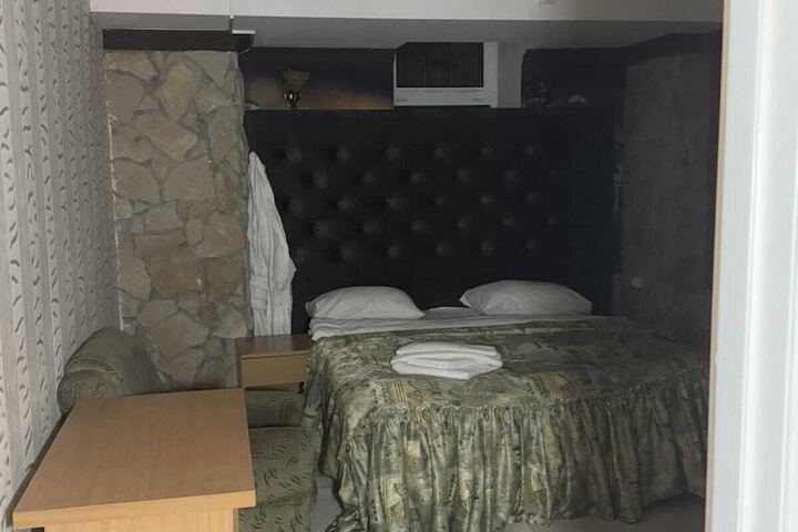 Room 4 of 17