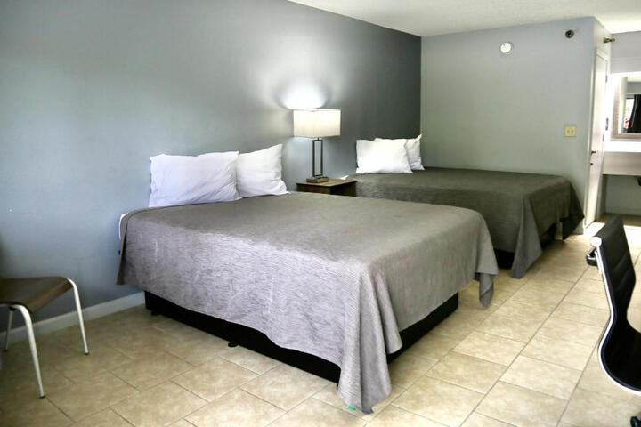 2 Queen Beds (2 of 5)
