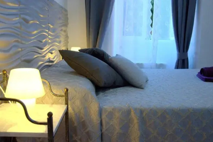 Room 6 of 10