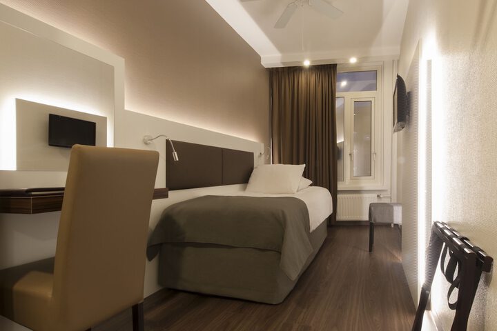 Room 12 of 28