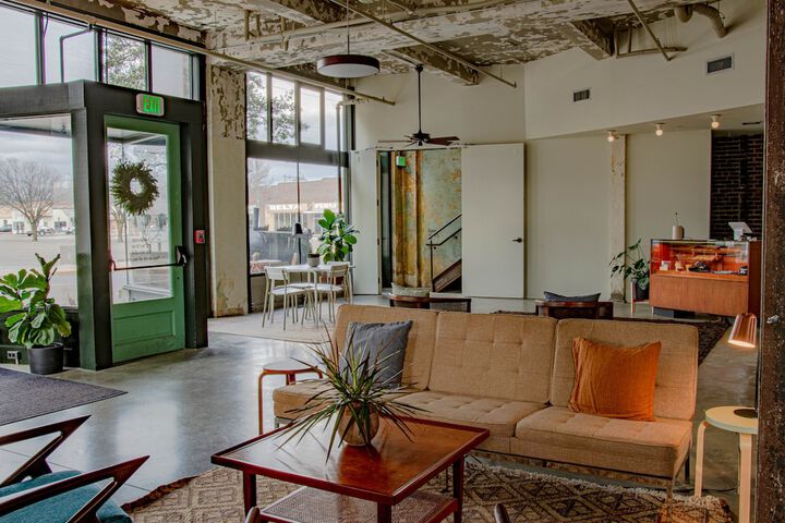 Lobby lounge