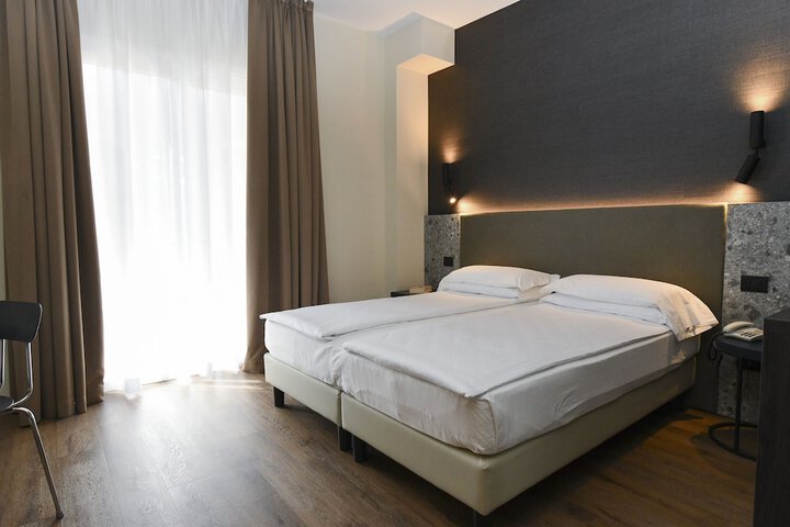 Room 21 of 102