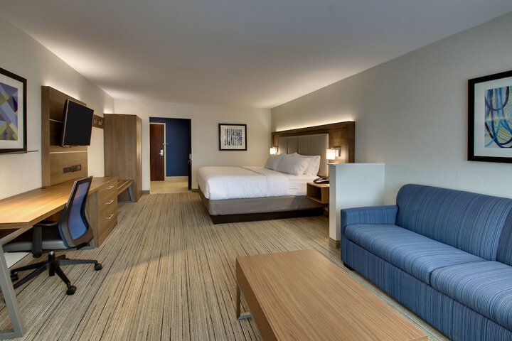 1 King Bed (3 of 10)