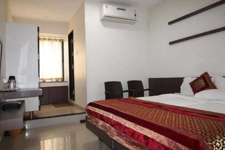 Room 4 of 32