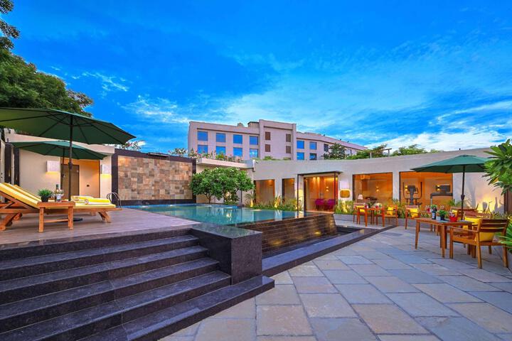Hotel Pool