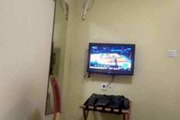Room 10 of 33