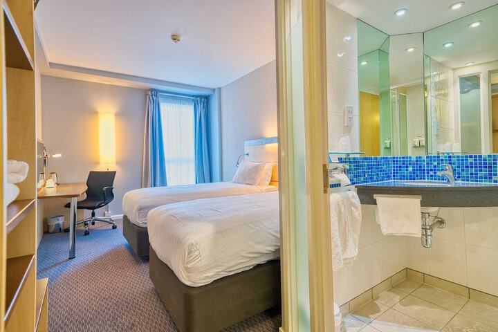 Room 6 of 42