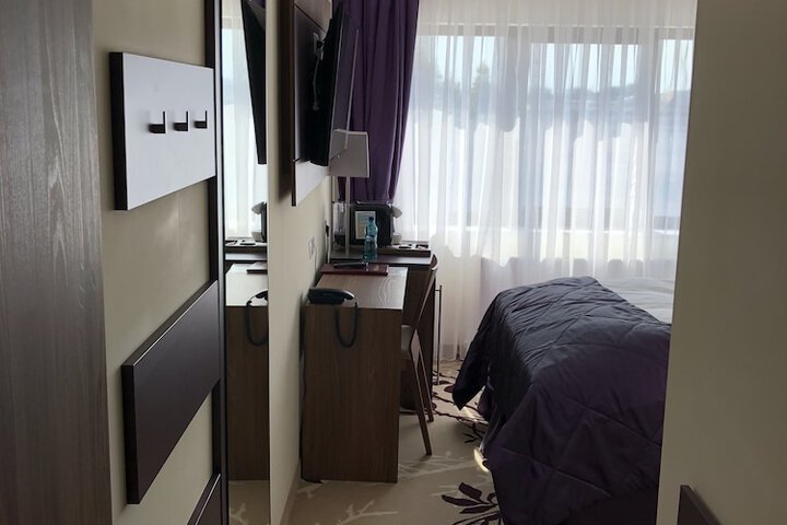 Room 6 of 49