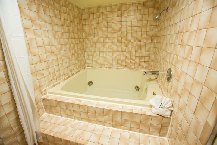 Jetted tub