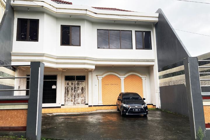 OYO Life 90989 Lee Dug Tretes Residence