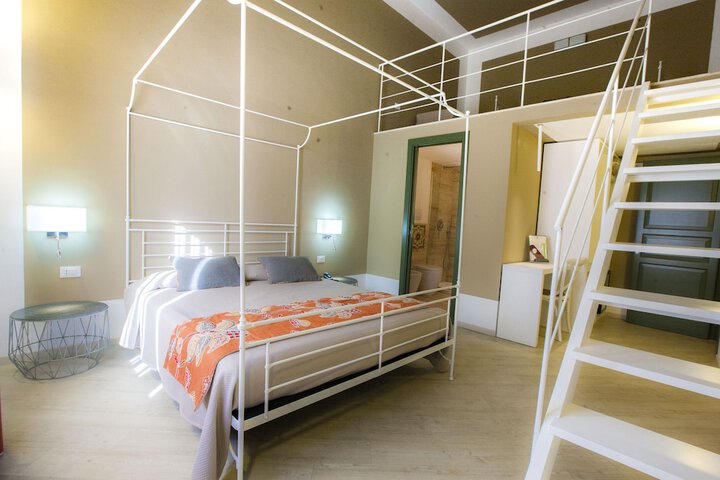 Room 33 of 210
