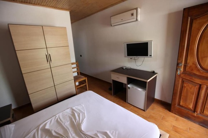 Room 6 of 14