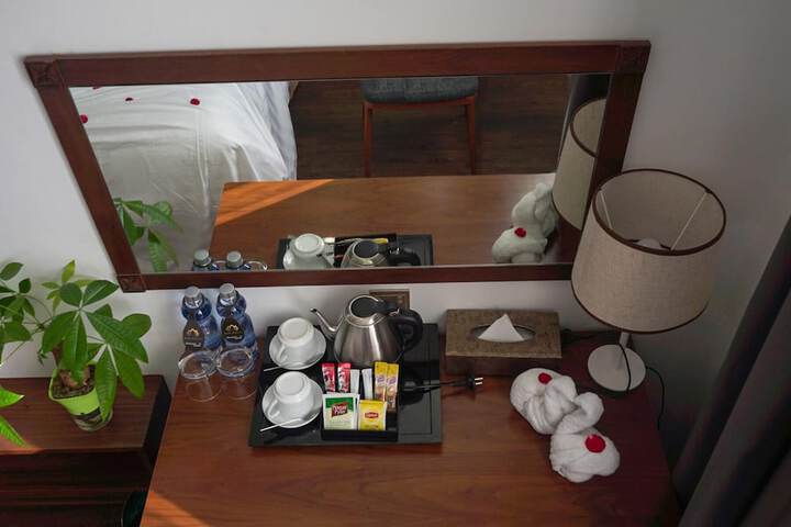 Room 6 of 16