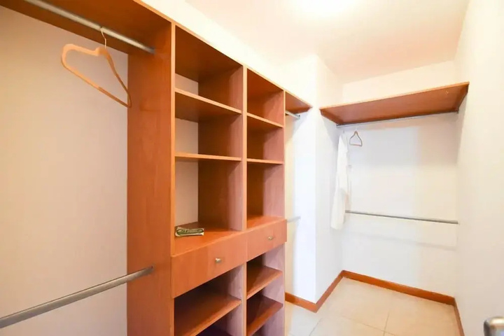 Room 4 of 9