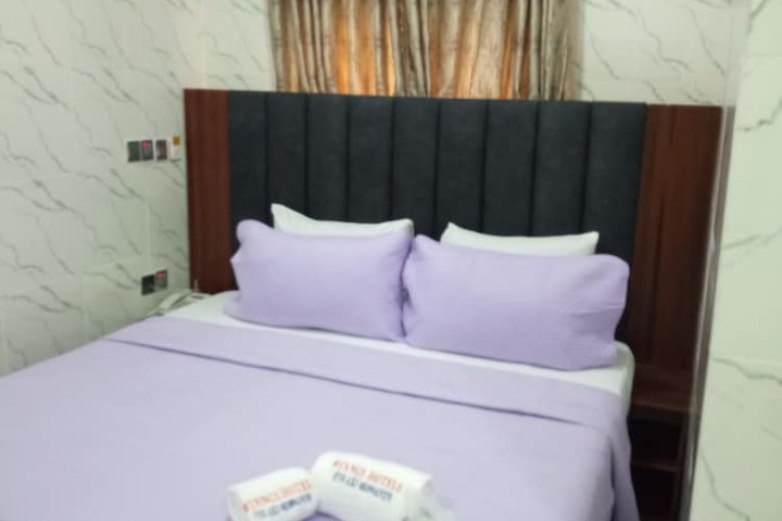 Room 4 of 16