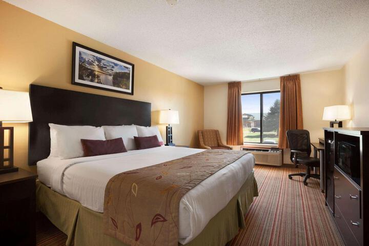 1 King Bed (2 of 7)