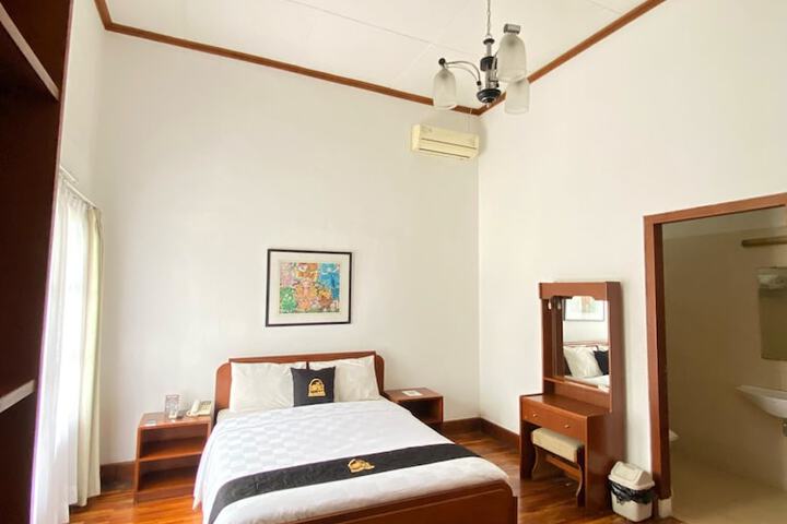 Room 6 of 18