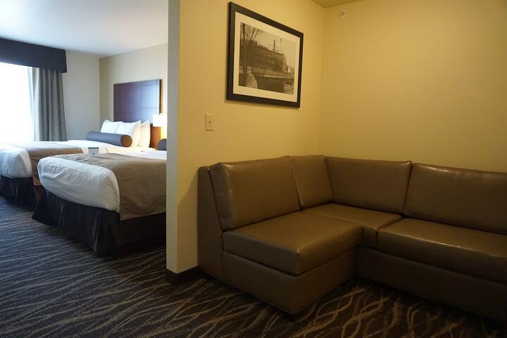 Quadruple Guest Room Queen Bed (14 of 14)