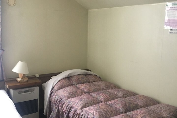 Room 12 of 128