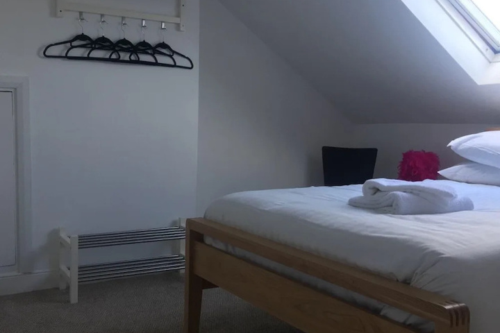 Room 5 of 16