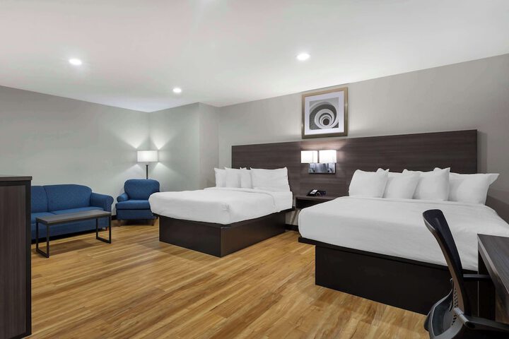 1 King Accessible Comm Assist Bathtub Microwave, Refrigerator WiFi Full Breakfast (6 of 19)