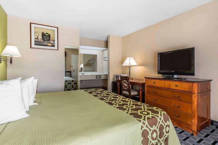 1 King Bed (8 of 8)