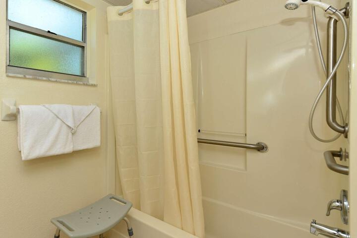1 Queen Bed (5 of 10)