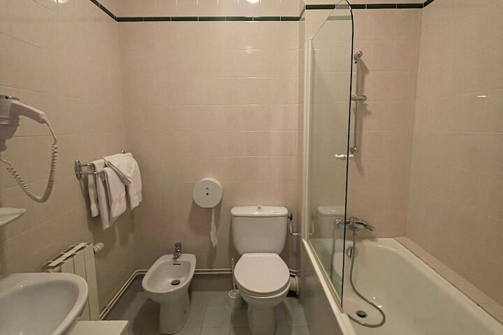Room 2 of 25