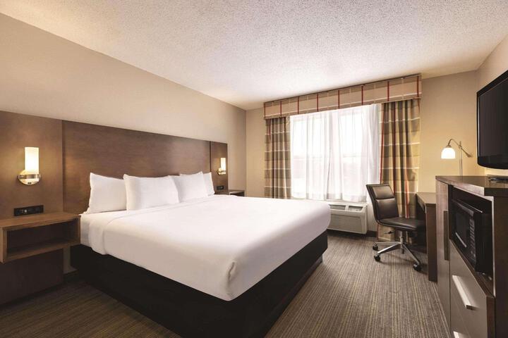 1 King Bed (1 of 13)