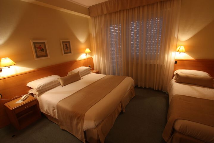 Room 8 of 77