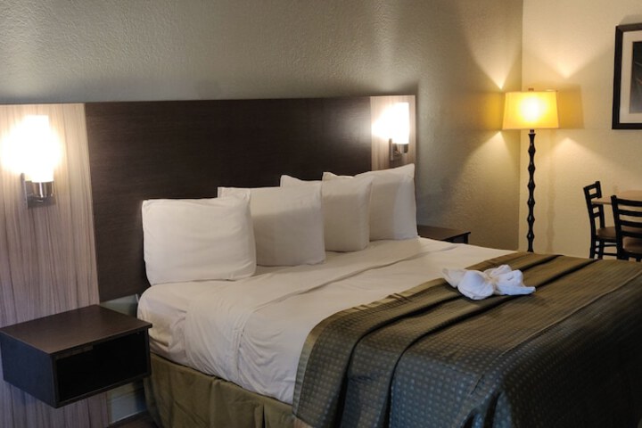 1 King Bed (5 of 19)