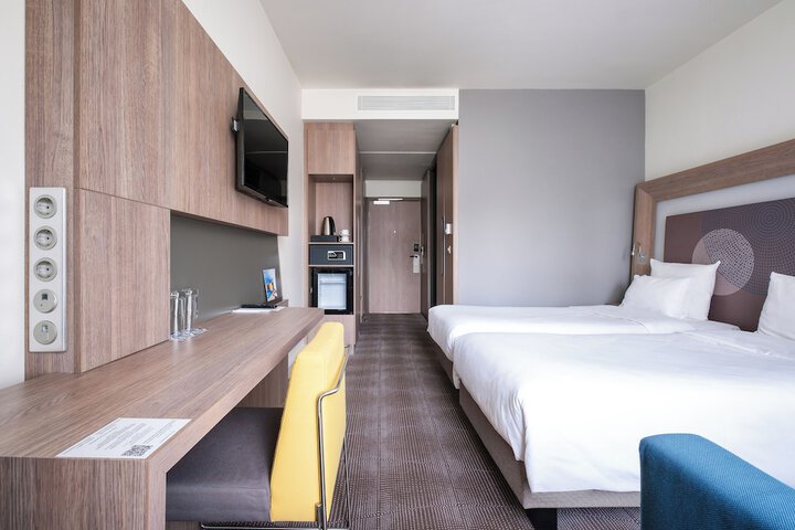 Room 5 of 96