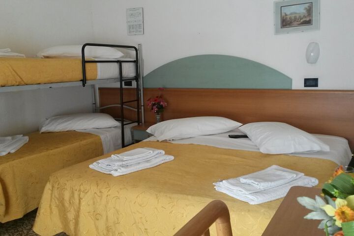 Room 7 of 33